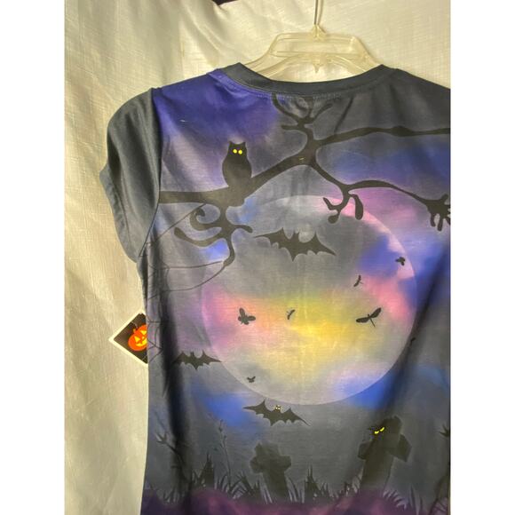 Halloween graphic tshirt with bride and groom skeleton. - Picture 10 of 12